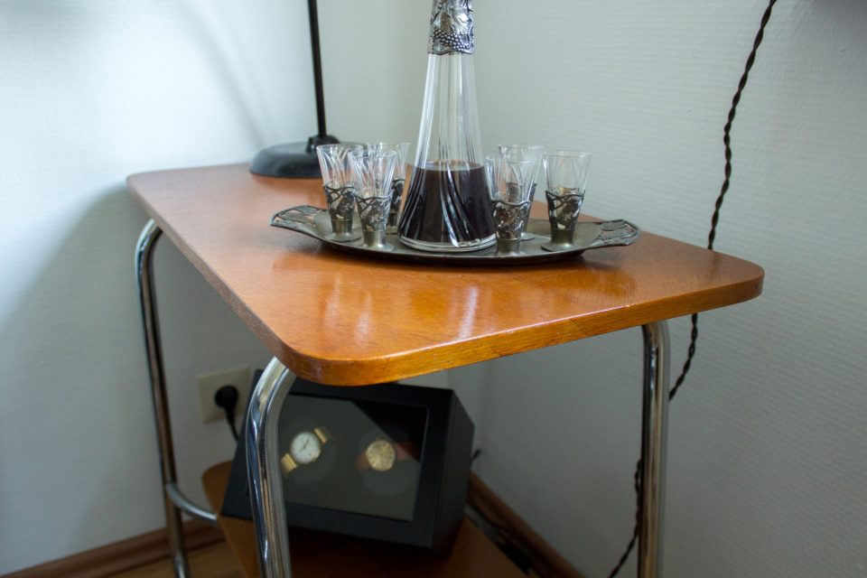 Antiker Tisch, der von der Schreinerei Fritz in Göppingen mit einer frischen Oberfläche versehen wurde.