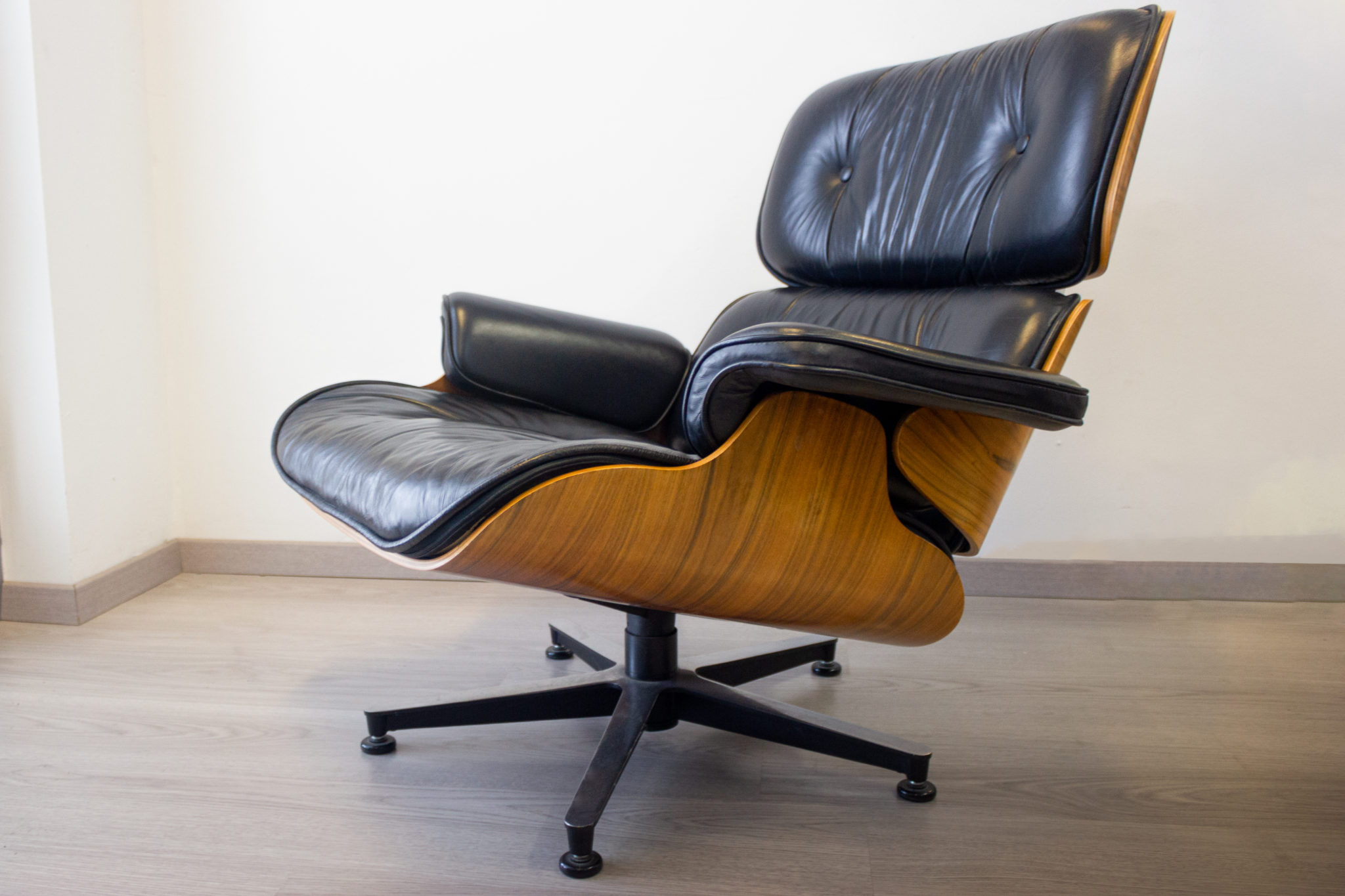 Eames Chair, Reparatur der Sitzschale