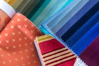 Eine Auswahl an unterschiedlichen Bezugstoffen für den Polster-Service.