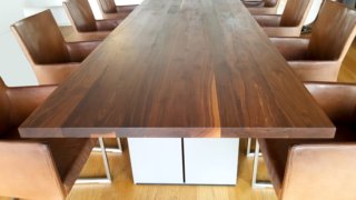 Nussbaumtisch mit neuer Oberfläche